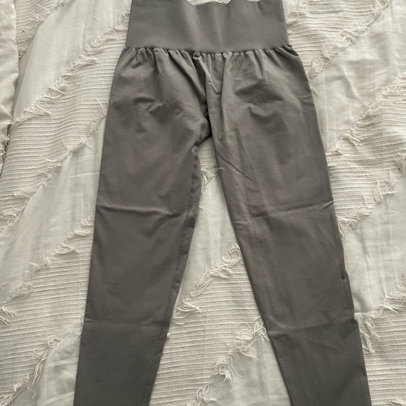 Light Gray Solid Seamless Leggings - Picture 3 of 4